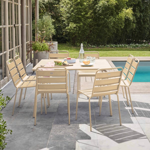 Beiges Gartenmöbel-Set aus Metall bestehend aus einem quadratischen Tisch und acht passenden Lattenstühlen.