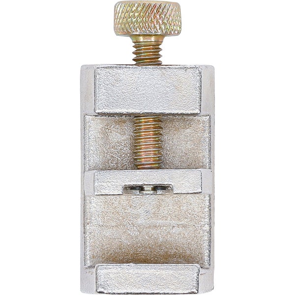 Ein kleiner metallischer Mini-Schraubstock zur präzisen Fixierung von Kleinteilen bei Modellbauarbeiten.