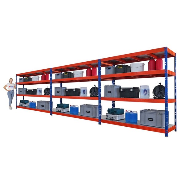 Langes Schwerlastregal mit vier Ebenen, beladen mit Kisten und Kanistern