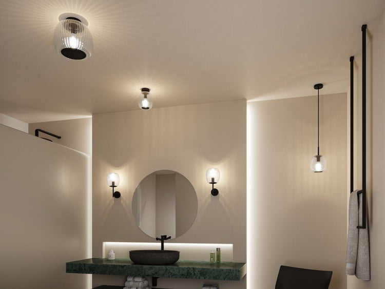 Modernes Badezimmer mit Leuchten aus geriffeltem Glas, rundem Spiegel und Aufsatzwaschbecken auf einer Natursteinplatte.