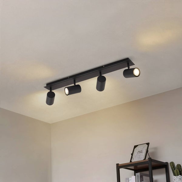 Schwarze Deckenleuchte mit vier Strahlern an der Decke montiert