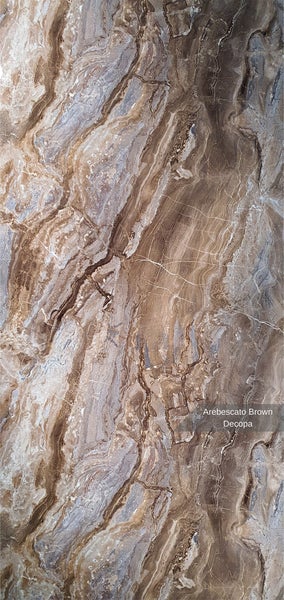 Nahaufnahme einer braunen Fliese mit Marmorierung