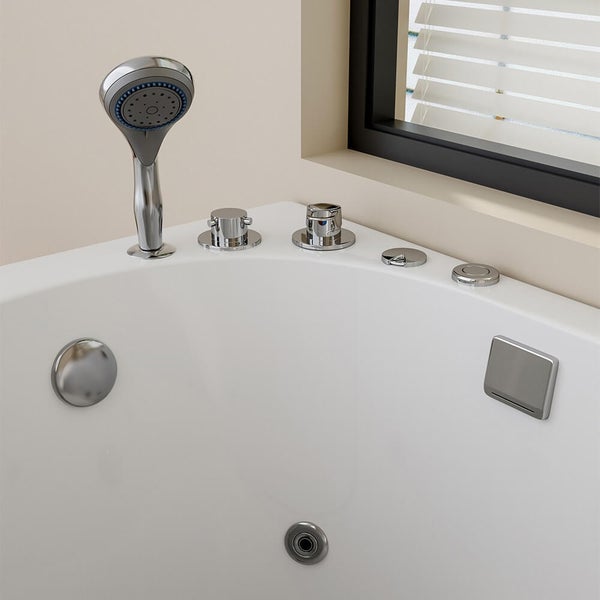Eckbadewanne mit Whirlpool-Funktion, Armaturen und Handbrause in einem modernen Badezimmer mit Fenster.