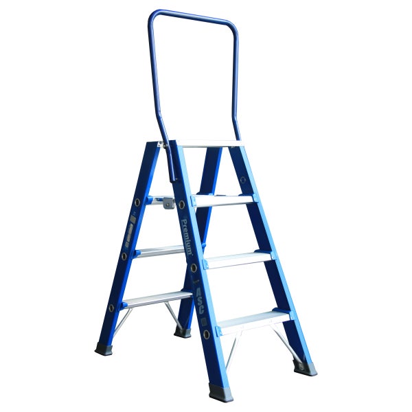 Trittleiter mit vier Stufen und Haltebügel