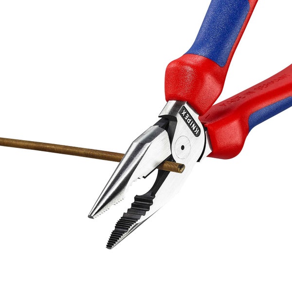 Knipex Kombizange hält ein Metallstück