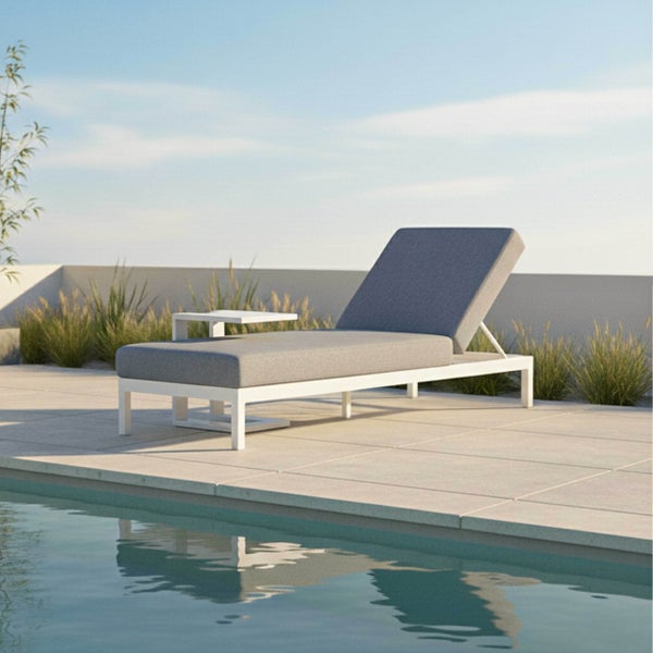 Moderne Gartenliege mit Beistelltisch am Pool, weißes Gestell aus Aluminium, graue Polsterung, verstellbare Rückenlehne, helle Terrasse.