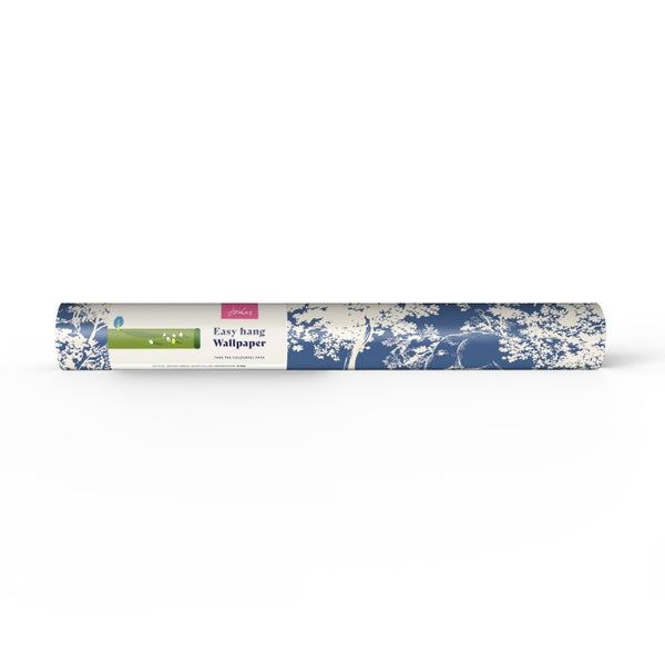 Eine Rolle Vliestapete mit blau-weißem Wald- und Baum-Muster, originalverpackt mit Joules-Banderole.