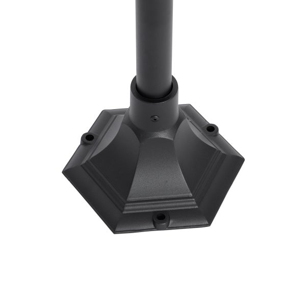 Sechseckiger Standfuß einer Außenleuchte aus schwarzem Metall mit vorgebohrten Löchern zur Befestigung.