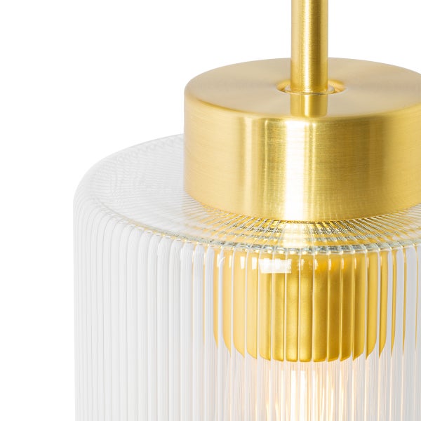 Detailaufnahme einer Pendelleuchte mit geriffeltem Glasschirm