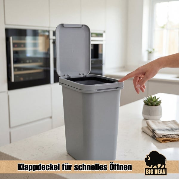 Kunststoff Mülleimer mit Klappdeckel auf einer Küchenarbeitsplatte, eine Hand öffnet den Deckel, Big Dean Logo.