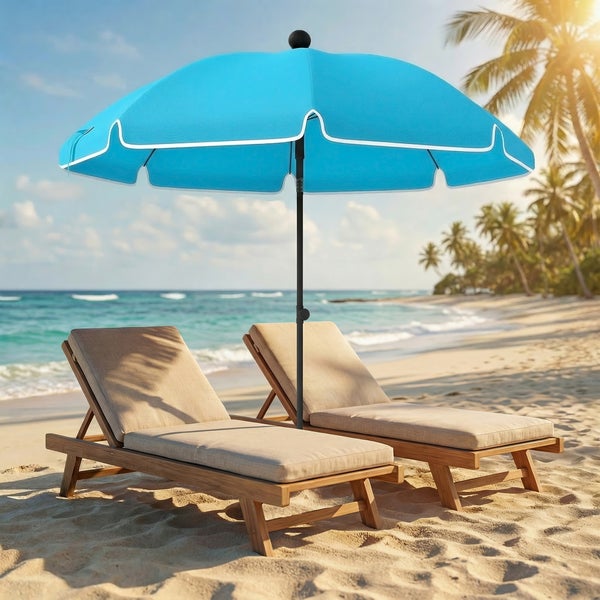 Blauer Sonnenschirm und zwei hölzerne Sonnenliegen mit beigen Polstern an einem hellen Sandstrand mit Palmen.