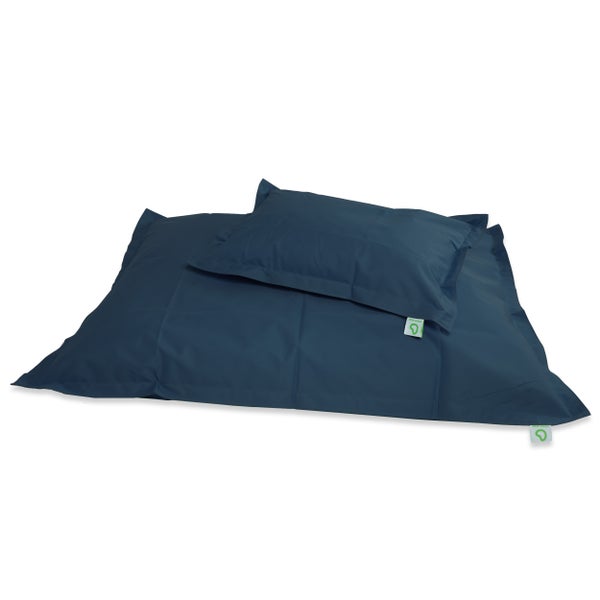 Blauer Sitzsack neben Silhouetten von Kind und Erwachsenem
