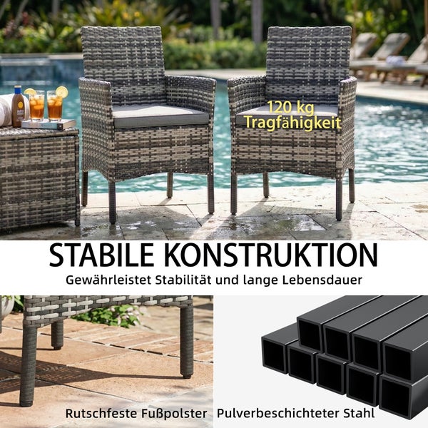 Zweiteiliges Rattan-Stuhlset auf einem Balkon, handgewebt, wetterbeständig und UV-resistent, inklusive Sitzkissen.