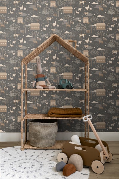 Kinderzimmer mit einem Regal in Hausform, Spielzeug und einer Tapete mit Tiermotiven