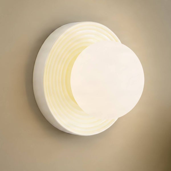 Moderne runde Wandleuchte mit gerillter Basis und kugelförmigem Lichtelement