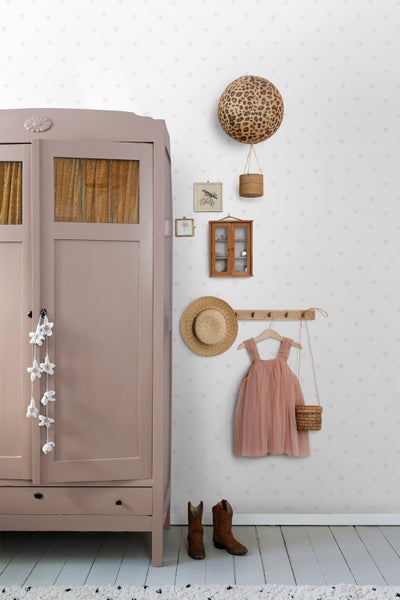 Kinderzimmer mit Kleiderschrank, Dekorationen und Accessoires