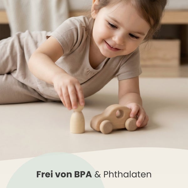 Ein Kind spielt mit einem Spielzeugauto und einer Figur aus Holz. Frei von Bisphenol A und Phthalaten.