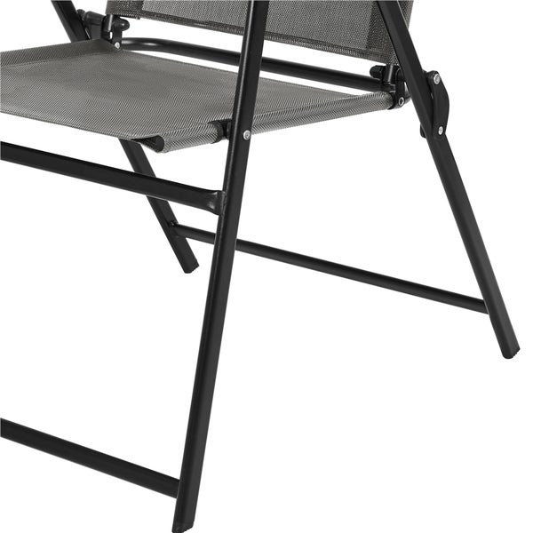 Detailansicht eines Klappstuhls mit schwarzem Metallgestell und grauem Textilene-Gewebe an Sitzfläche und Rückenlehne.