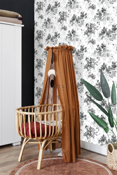 Dekoratives Kinderzimmer mit Himmelbett, floraler Tapete und Zimmerpflanze in einem Korb