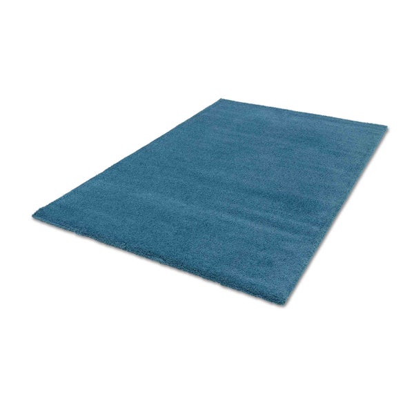 Rechteckiger Hochflor-Teppich in Blau mit weicher Textur.