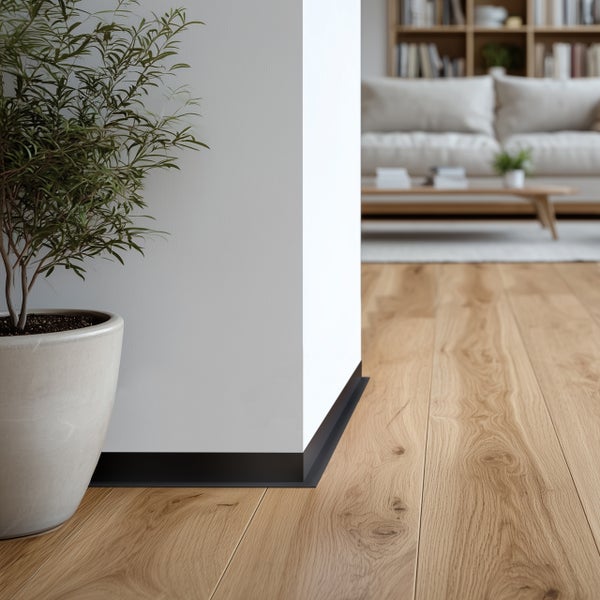Detailaufnahme eines hellen Holzfußbodens in einem Wohnraum mit Zimmerpflanze