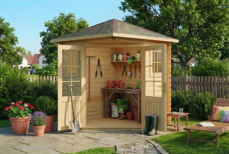 Eck-Gartenhaus aus Holz mit offenen Doppeltüren, Inneneinrichtung mit Pflanztisch und Werkzeugen in einem hellen Garten auf einer Steinterrasse.
