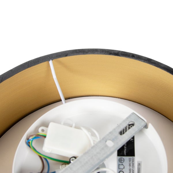 Innenansicht einer Deckenleuchte mit goldfarbener Schirm-Innenseite, weißem Gehäuse, Montagebügel aus Metall und Anschlussklemme.