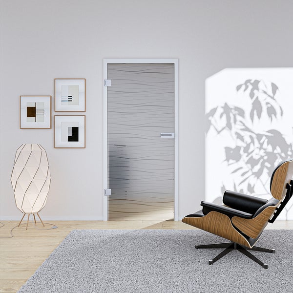 Ganzglastür mit Wellendesign in modernem Wohnzimmer mit Sessel, Stehleuchte und Teppich.