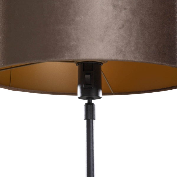 Detailaufnahme einer Stehlampe mit Lampenschirm und Schalter