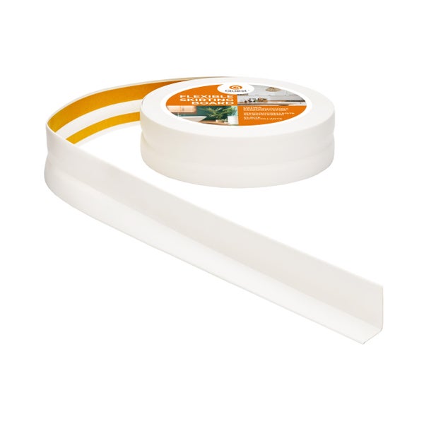 Flexible, selbstklebende Sockelleiste auf einer Rolle von Quest zur einfachen Montage an Wand und Boden.