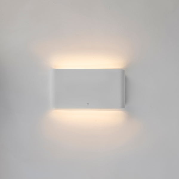 Rechteckige weiße Wandleuchte mit Lichtaustritt nach oben und unten.