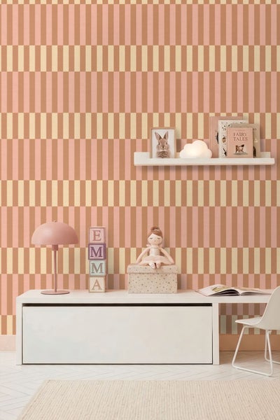 Vliestapete mit geometrischem Rechteckmuster hinter einem rosa Glasschrank mit dekorativen Vasen und Bildern im Retro-Stil.