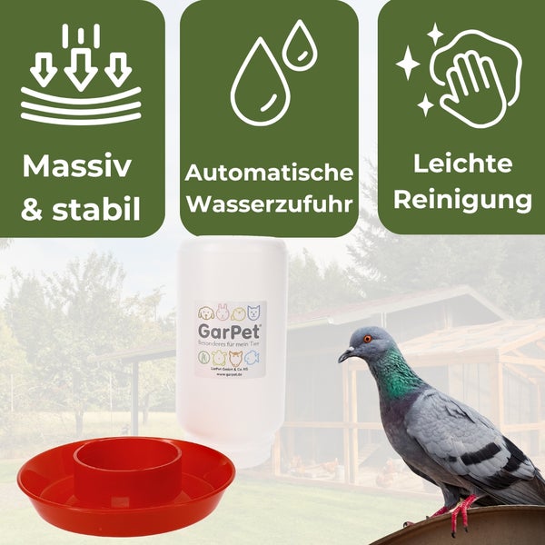 Abbildung einer Tier-Tränke mit den Hinweisen: Massiv und stabil, automatische Wasserzufuhr, leichte Reinigung. Eine Taube sitzt auf einem Fass.