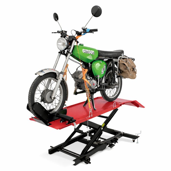 Motorrad auf einer Motorradhebebühne zur Reparatur oder Wartung