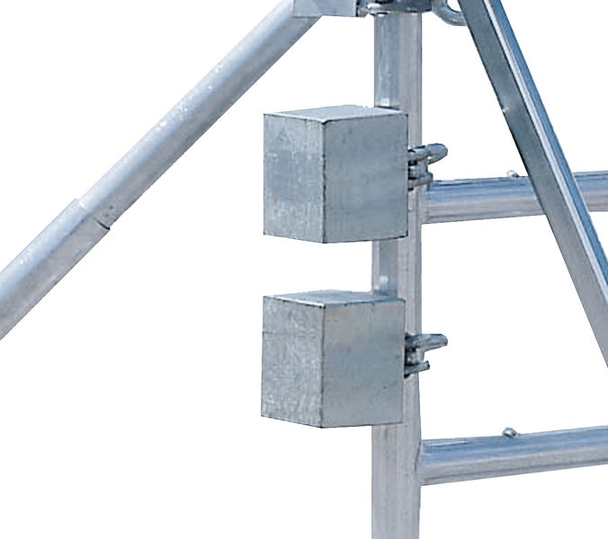 Detailansicht eines Baugerüsts mit quadratischen Metallelementen