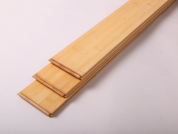 Bambusparkett Dielen mit natürlicher Maserung und Nut-Feder-Verbindung.