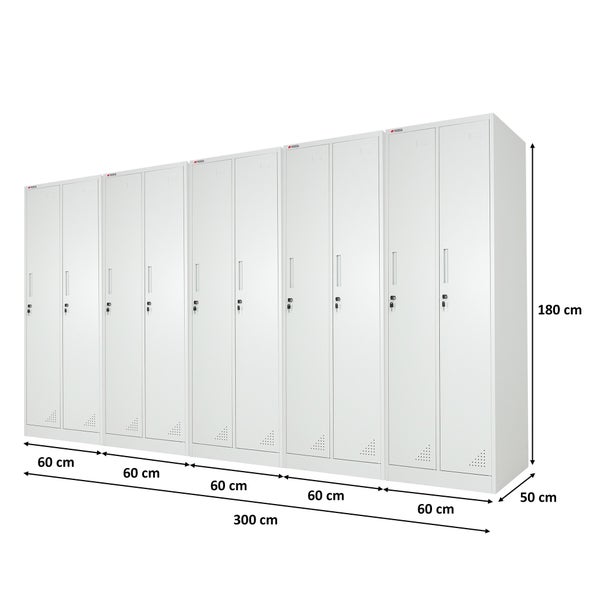 Fünf weiße Metallspinde nebeneinander, 300 Zentimeter breit, 180 Zentimeter hoch und 50 Zentimeter tief, mit Doppeltüren und Schlössern.