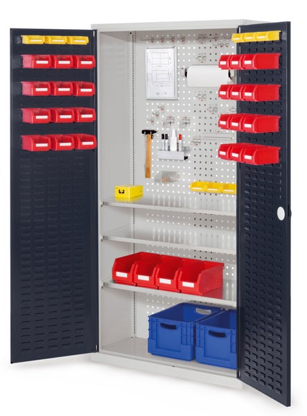 Geöffneter Werkzeugschrank mit Regalen, Werkzeughalterungen und diversen Boxen