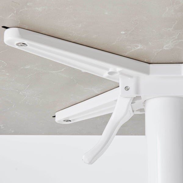 Detailansicht des weißen Metallgestells mit Klappmechanismus unter einer grauen Tischplatte in Steinoptik.