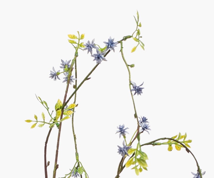 Künstlicher Blütenzweig mit hängenden Trieben, blauen Blüten und grünen Blättern.