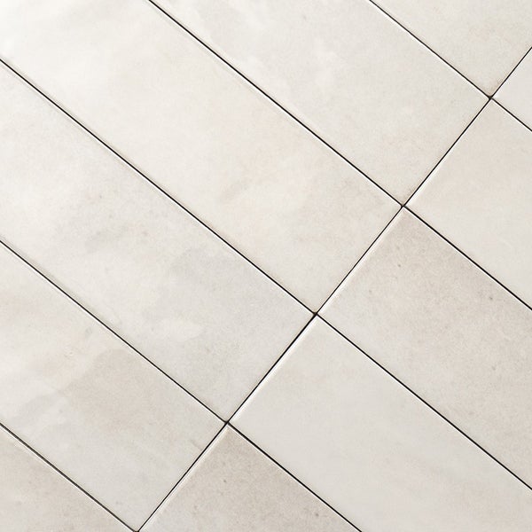 Wandfliesen im rechteckigen Format in einer glatten Oberflächenoptik für die Gestaltung von Innenbereichen.