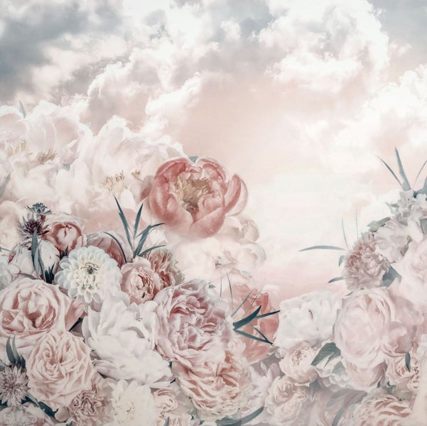 Dekorative Tapete mit Blumenmuster und Wolkenhimmel