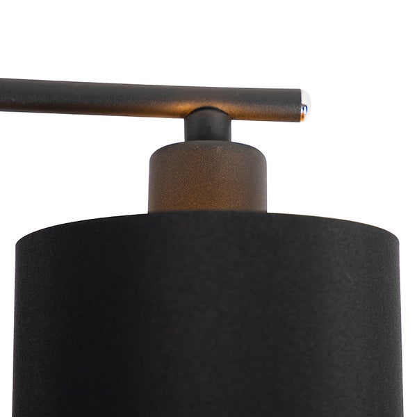 Detailansicht einer schwarzen Lampe mit Lampenschirm.