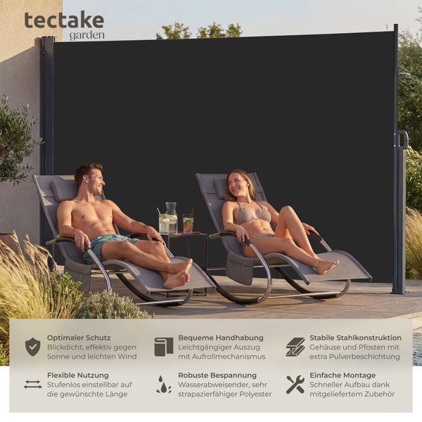 Zwei Personen auf Sonnenliegen vor einer tectake garden Seitenmarkise aus Polyester mit Stahlkonstruktion und Aufrollmechanismus auf einer Terrasse.