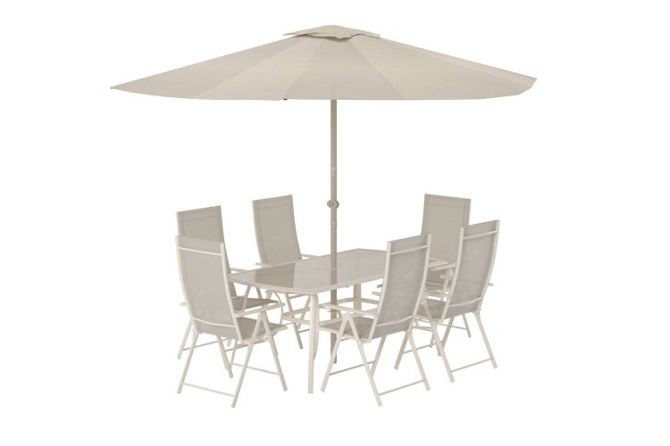Modernes Gartenmöbel-Set bestehend aus einem rechteckigen Tisch mit Glasplatte, sechs klappbaren Textilstühlen und einem Sonnenschirm.