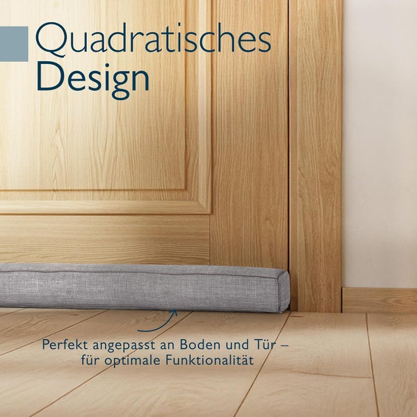 Quadratischer Zugluftstopper aus Stoff, platziert an der Unterseite einer Holztür auf einem Holzboden.