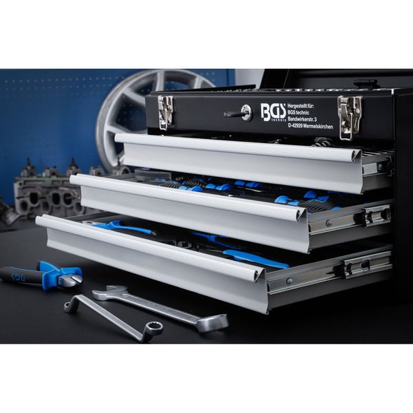 Werkzeugkoffer mit verschiedenen Werkzeugen wie Schraubenschlüssel, Schraubendreher und Steckschlüsseln