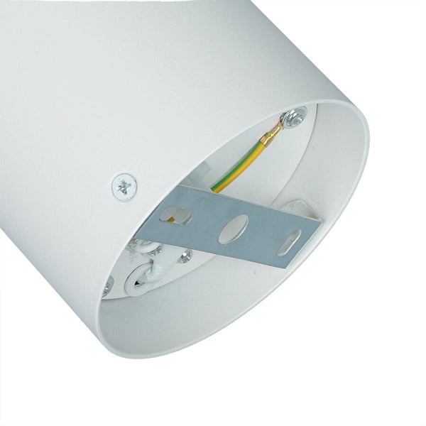 Detailansicht einer weißen Wandleuchte mit offenem Gehäuse