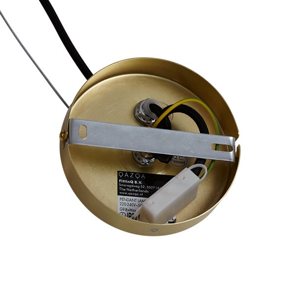 Innenansicht einer goldenen Deckenleuchte mit Befestigungsmaterial und elektrischen Anschlüssen