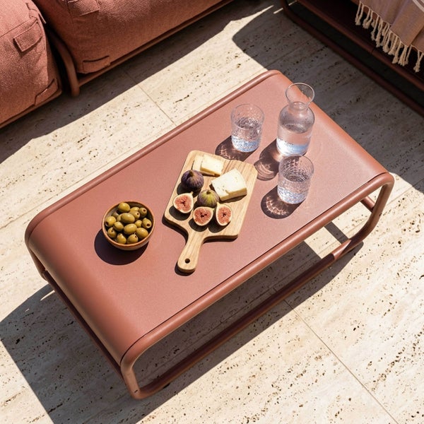 Lounge-Couchtisch aus Metall mit abgerundeten Ecken, kupferfarben.